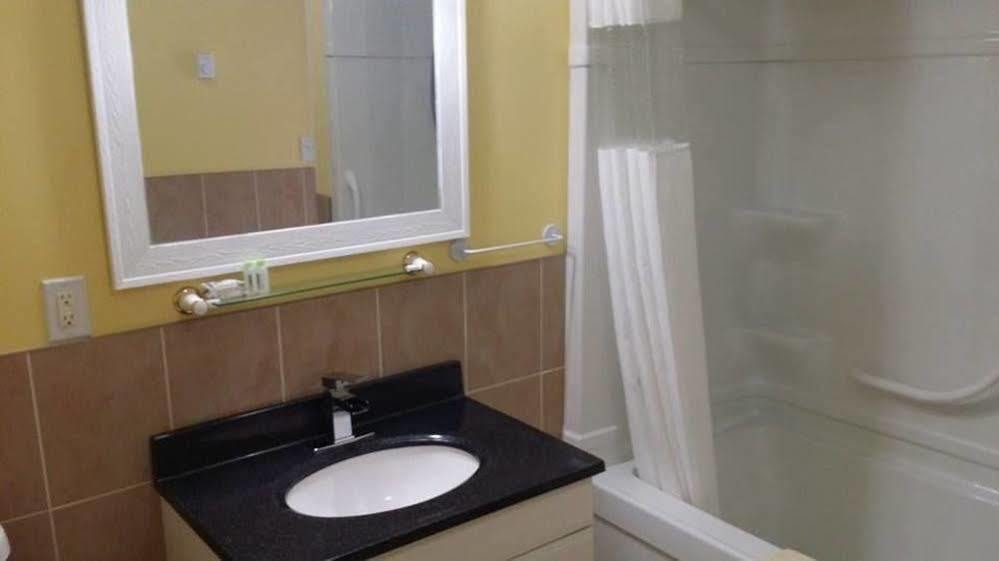 Rymal'S Motel Лімінґтон Екстер'єр фото